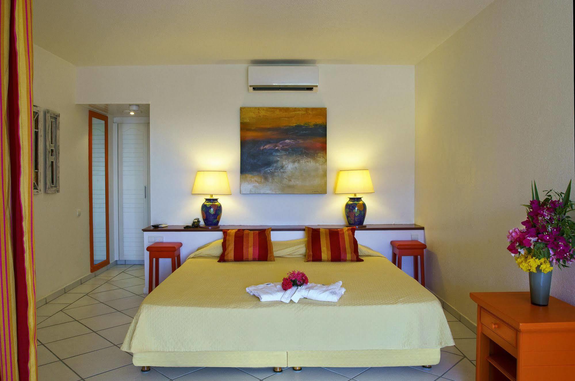 Le Domaine Anse Marcel Beach Resort Exterior foto